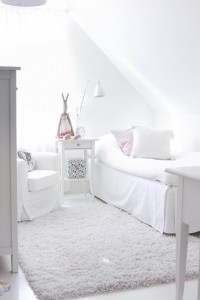 biały pokój dla dziecka biały dywan stolik ikea