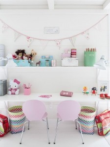 biurko dla dwojga różowe krzesła półeczki