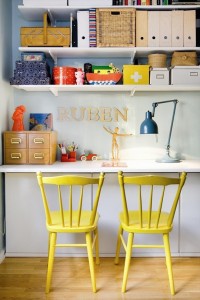 biurko dla dziecka chłopca żółte krzesła półki nad biurkiem