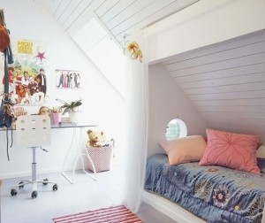 pokoj ze skosami dla dziewczynki zabudowane lozko